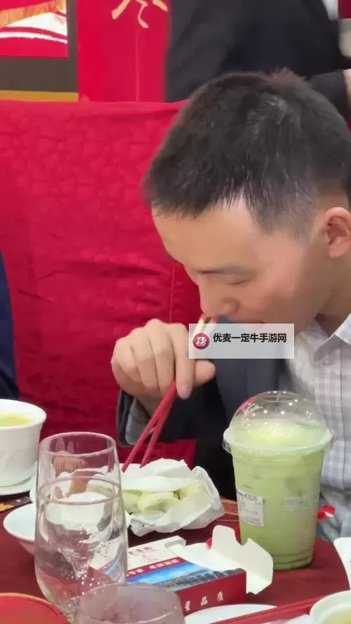 温馨时光：我坐在爸爸上面吃饭的幸福瞬间图1