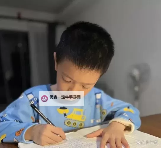 探索趣味瞬间：坐在学长的棒棒上写作业文章视频分享图1