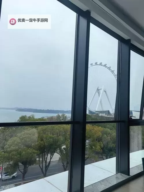 在酒店落地玻璃窗前做强了你：突破自我，绽放光彩图1