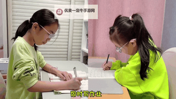 【搞笑瞬间】坐在学长的巧克力棒上写作业视频，让你笑出声！图1