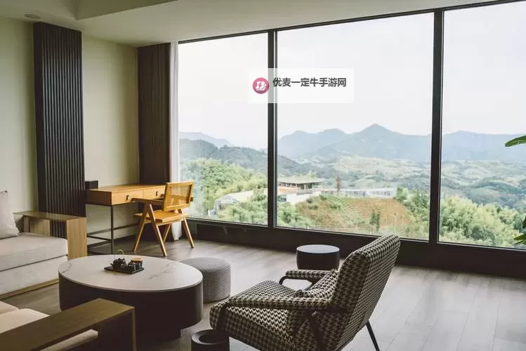 在酒店落地玻璃窗前做出的精彩瞬间图1