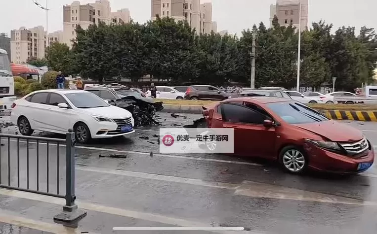在车里被撞了八次高A：一次意外引发的连锁反应图1