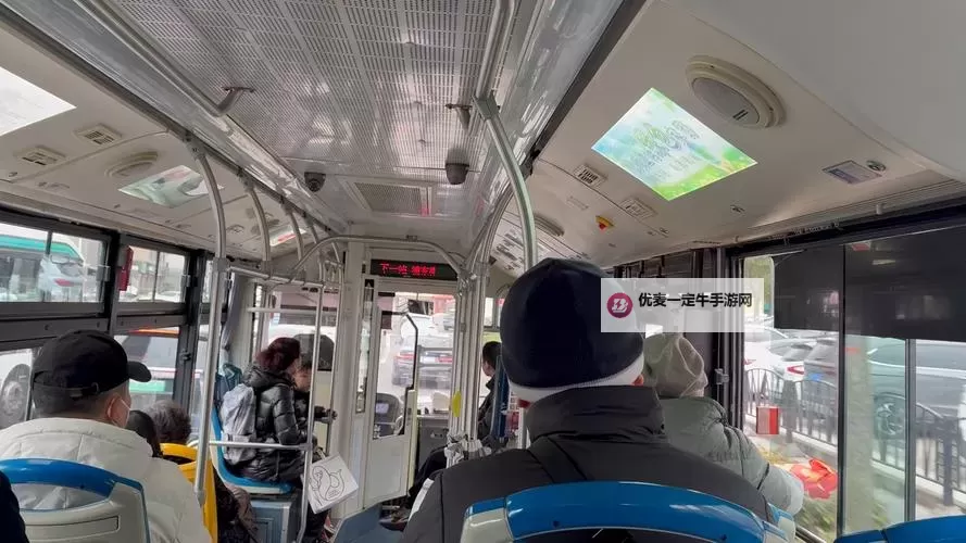 装不下已经流出来了好烫公交车：尴尬瞬间引发的出行困扰图1