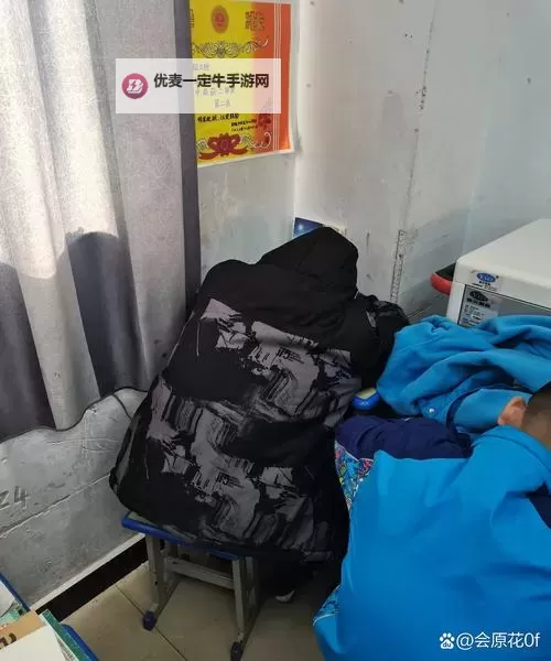 语文老师塞着跳D讲课：创新教学激发学生热情图1