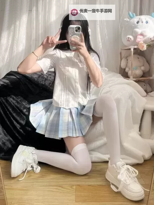 青春光影：JK白色过膝紫薇的纯真瞬间图1