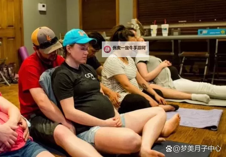 欧美美女与男生携手共努力生孩子的温馨之路图1