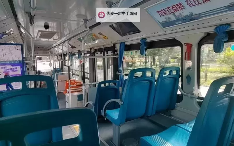 坐公交车最后一排轮：城市中的温馨角落图1
