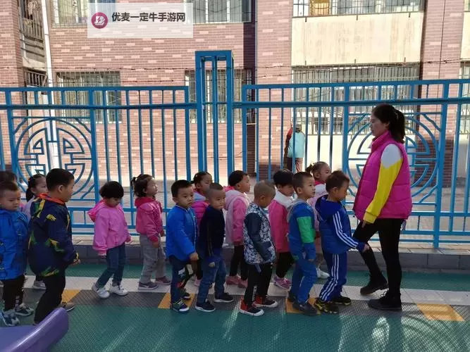 趣味十足的双人拔萝卜体操：团队合作的快乐秘籍图1