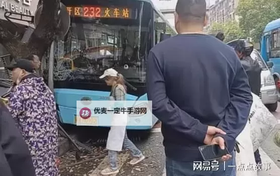 在公交车里撞了我八次：意外与命运的碰撞图1