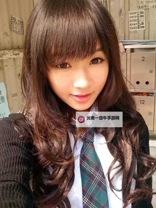 电车遇见蓝衣女：那一瞬的温暖与回忆图1