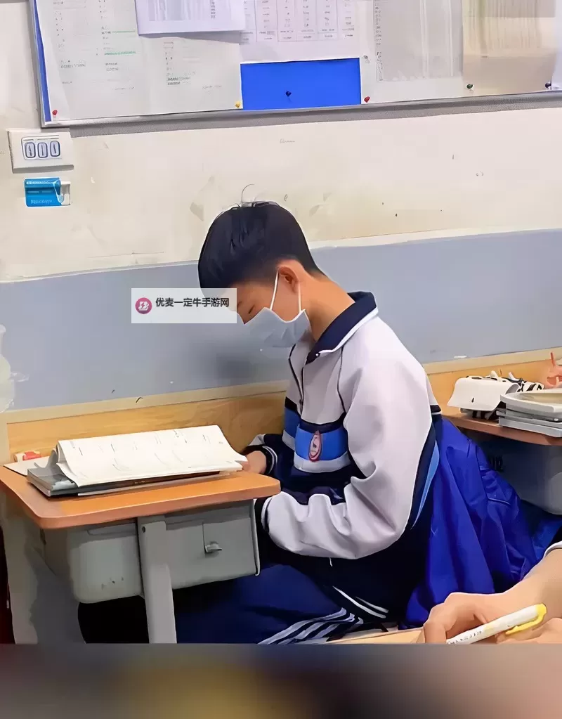 坐在叔叔的巨大写作业前的奇妙时光图1