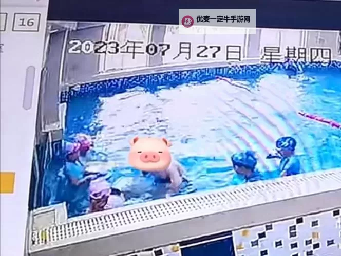 在水里被游泳教练干视频网站：揭秘教学背后的不为人知的故事图1