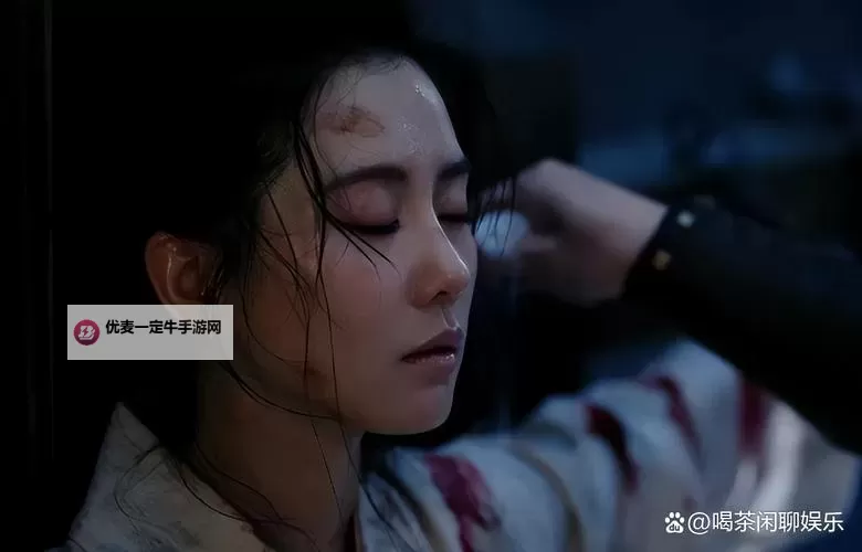 掌心白月光:指尖上的温柔与岁月的回响图1