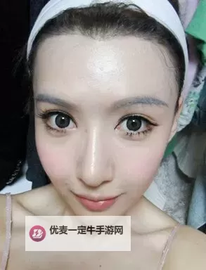 张婉悠图片：光影编织的她，在城市边界低语图1