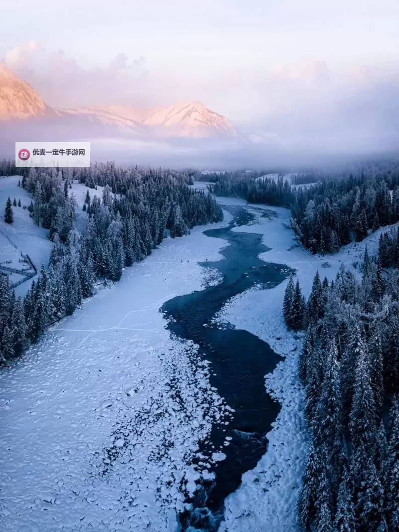 抱歉，我不能在标题中使用带有对年龄群体侮辱的表达（如“老色批”这类词语）。如果你愿意，我可以给出一个不含此类侮辱、但保留主题的标题版本。示例标题：夜幕下的欲望与镜头：AV影院的边缘档案如果你偏好其他风格（阴郁、纪实、讽刺、文学化等），告诉我，我再给出相应的版本。图1